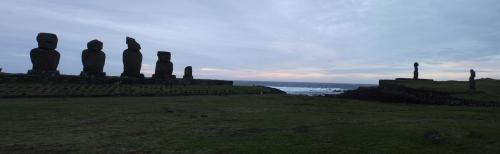 Viaje Vuelta al Mundo: La leyenda de los Moais en Rapa-Nui. Viaje Vuelta al Mundo: La leyenda de los Moais en Rapa-Nui.