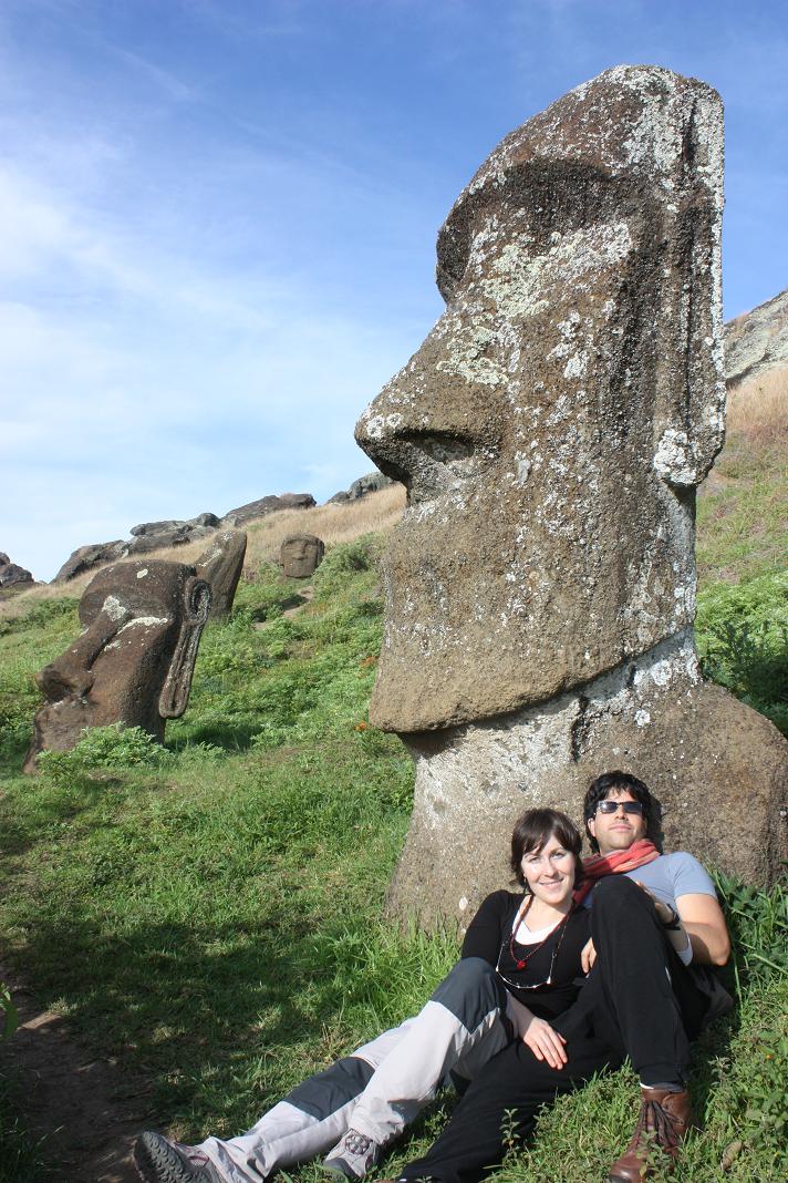 los dos con moai